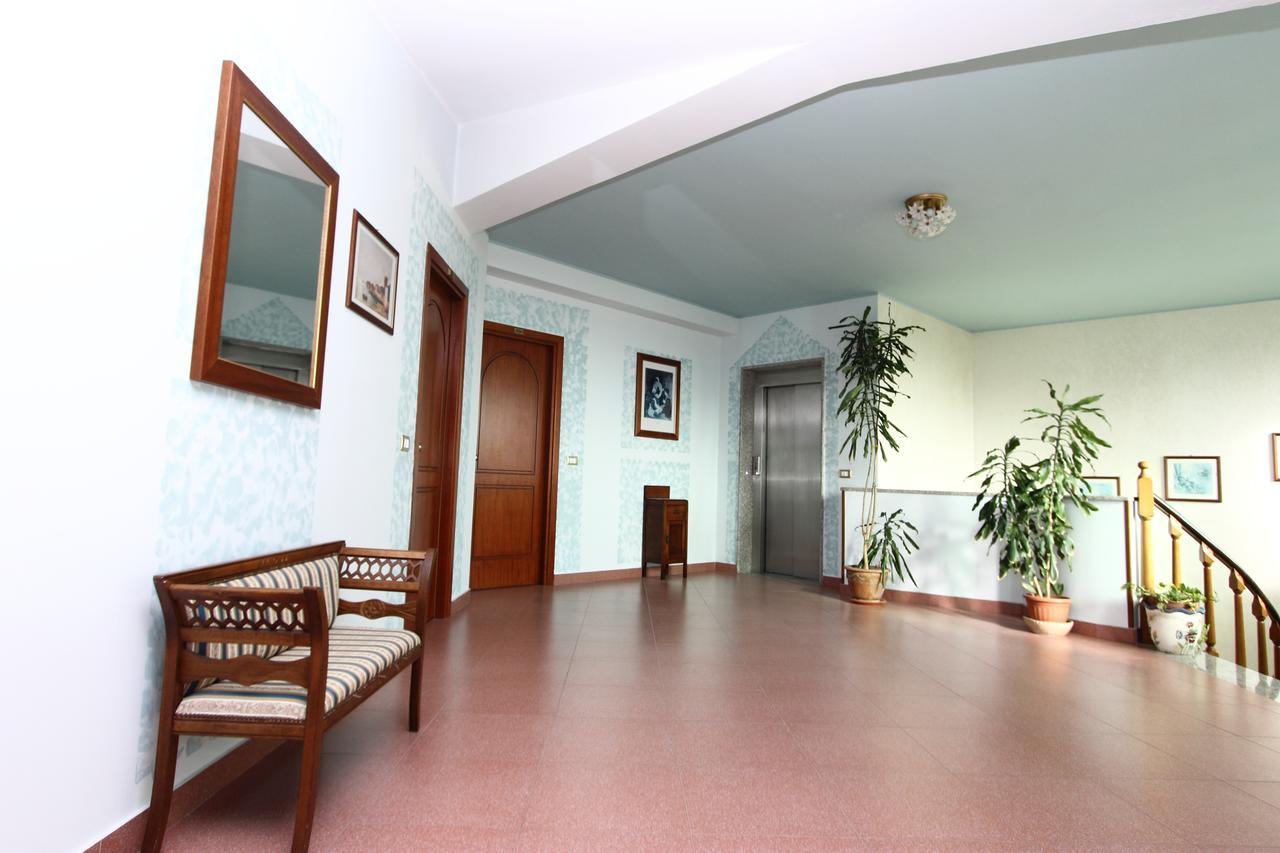Castelvetere Hotel Caulonia Bagian luar foto