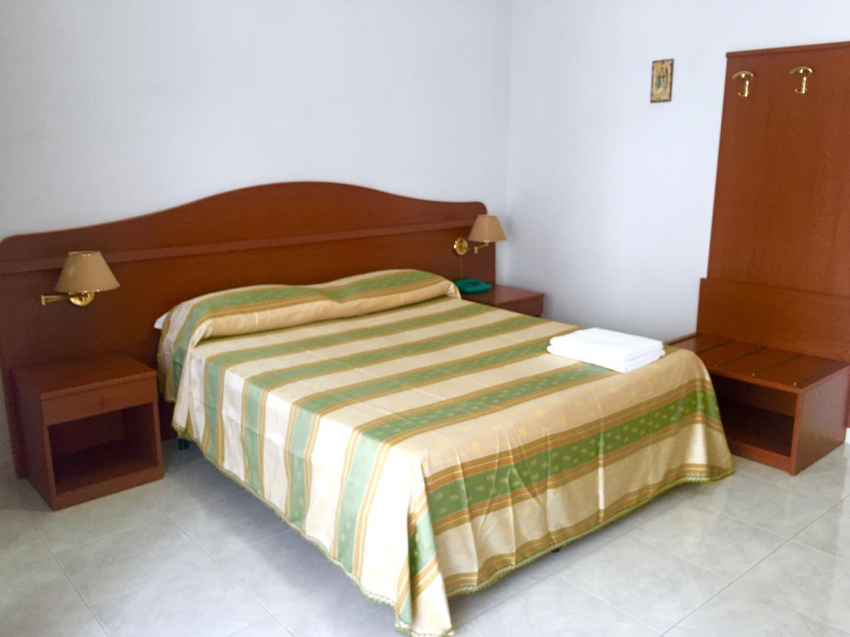 Castelvetere Hotel Caulonia Bagian luar foto