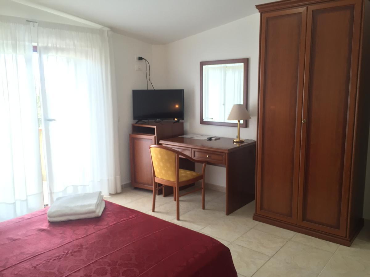 Castelvetere Hotel Caulonia Bagian luar foto