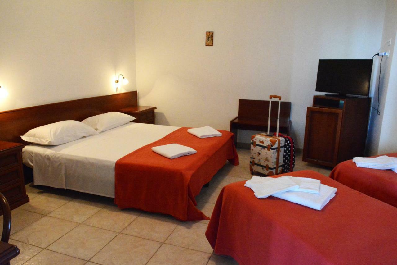 Castelvetere Hotel Caulonia Bagian luar foto