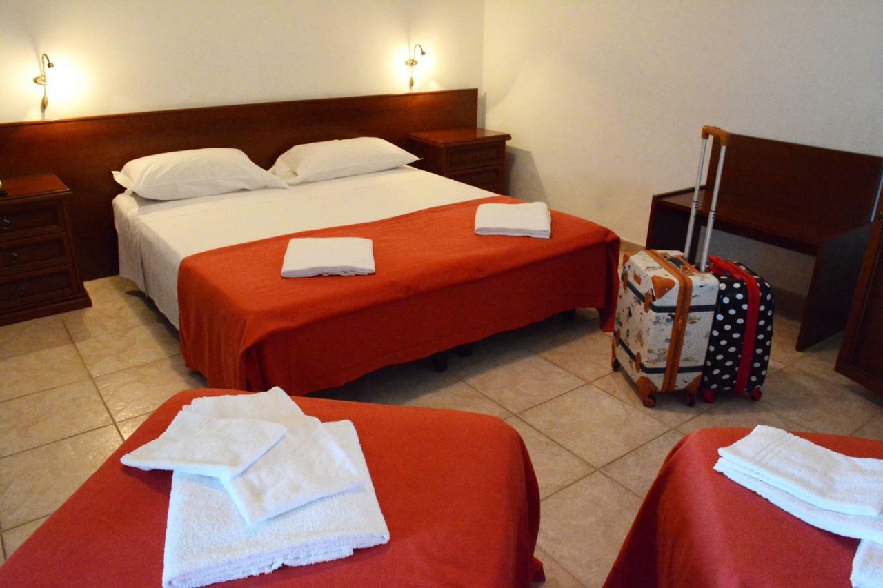 Castelvetere Hotel Caulonia Bagian luar foto