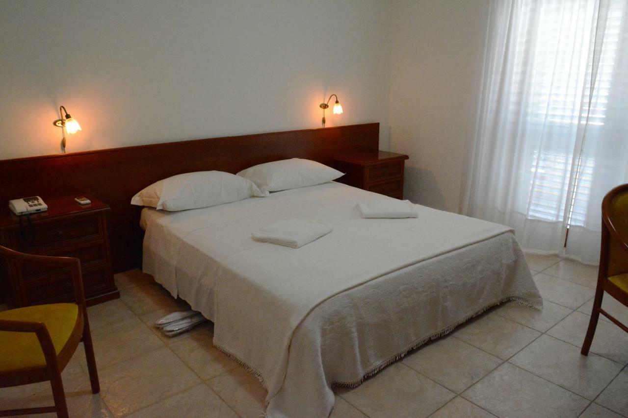 Castelvetere Hotel Caulonia Bagian luar foto
