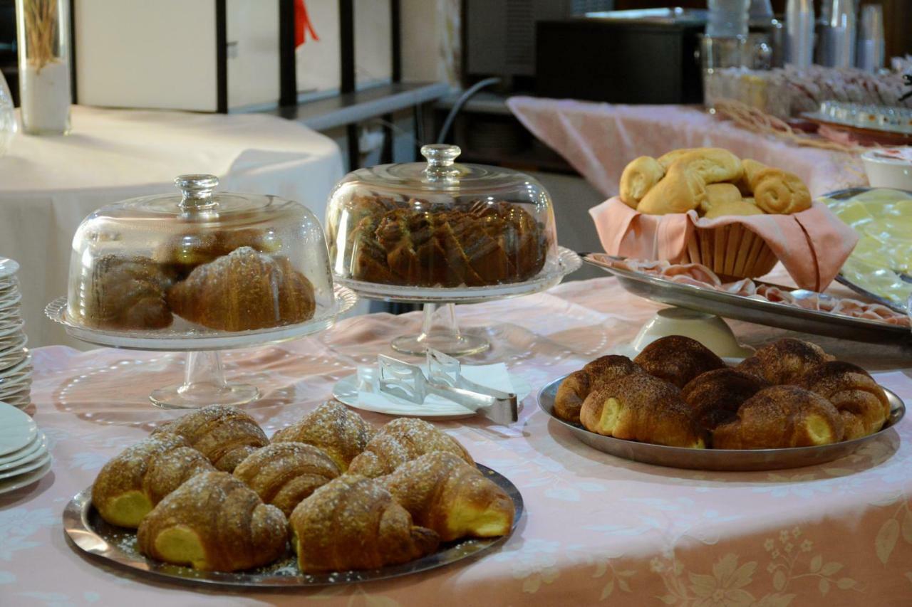Castelvetere Hotel Caulonia Bagian luar foto