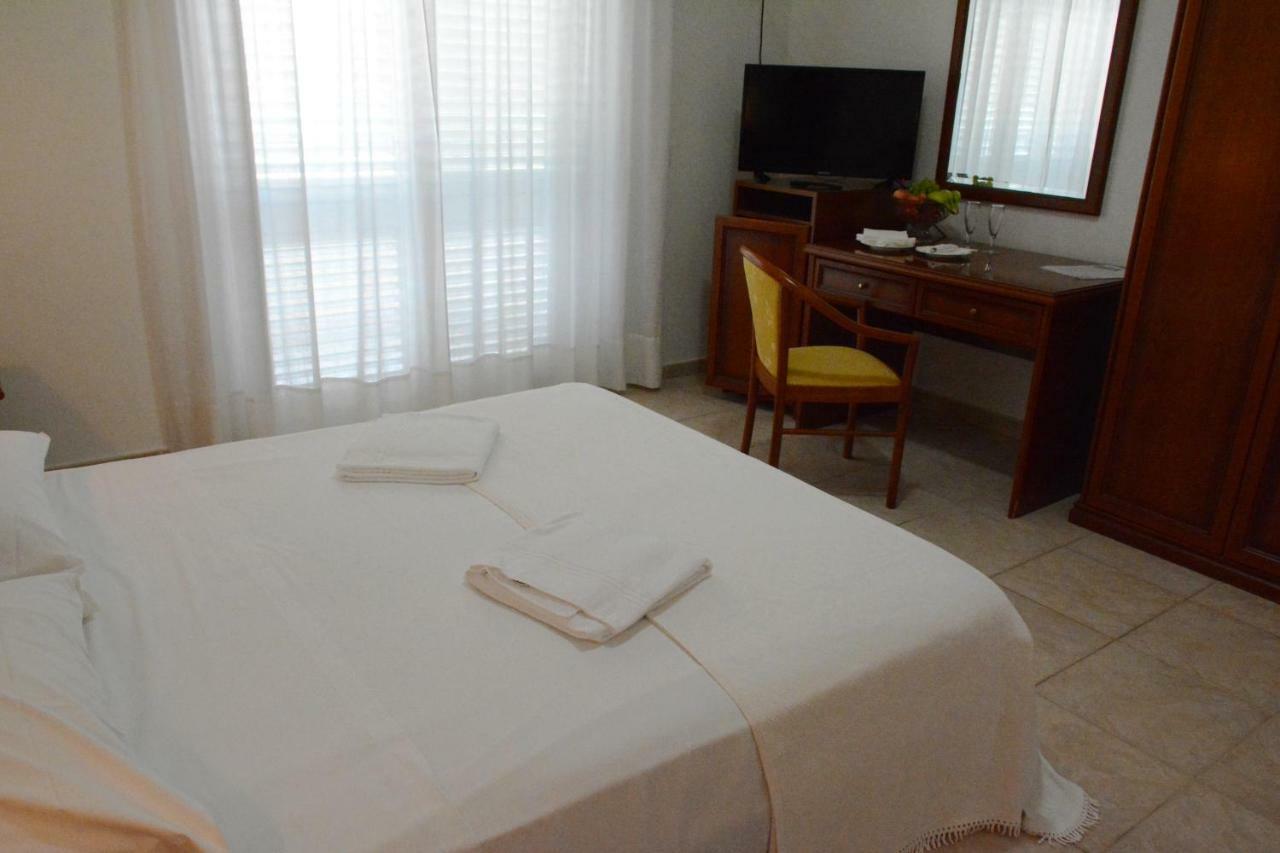Castelvetere Hotel Caulonia Bagian luar foto