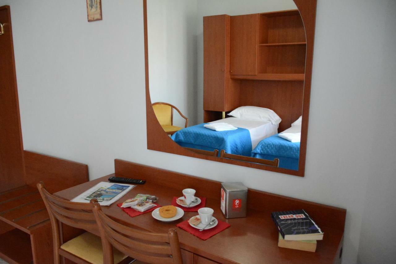 Castelvetere Hotel Caulonia Bagian luar foto