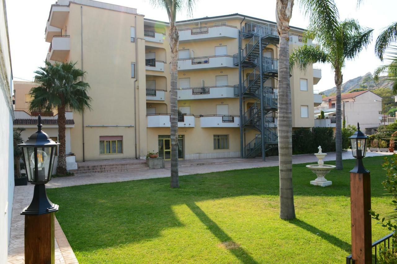Castelvetere Hotel Caulonia Bagian luar foto