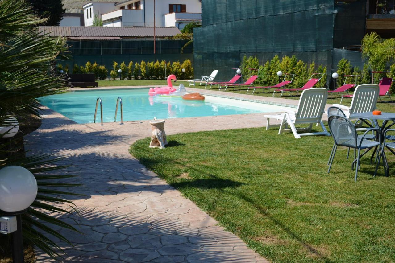 Castelvetere Hotel Caulonia Bagian luar foto