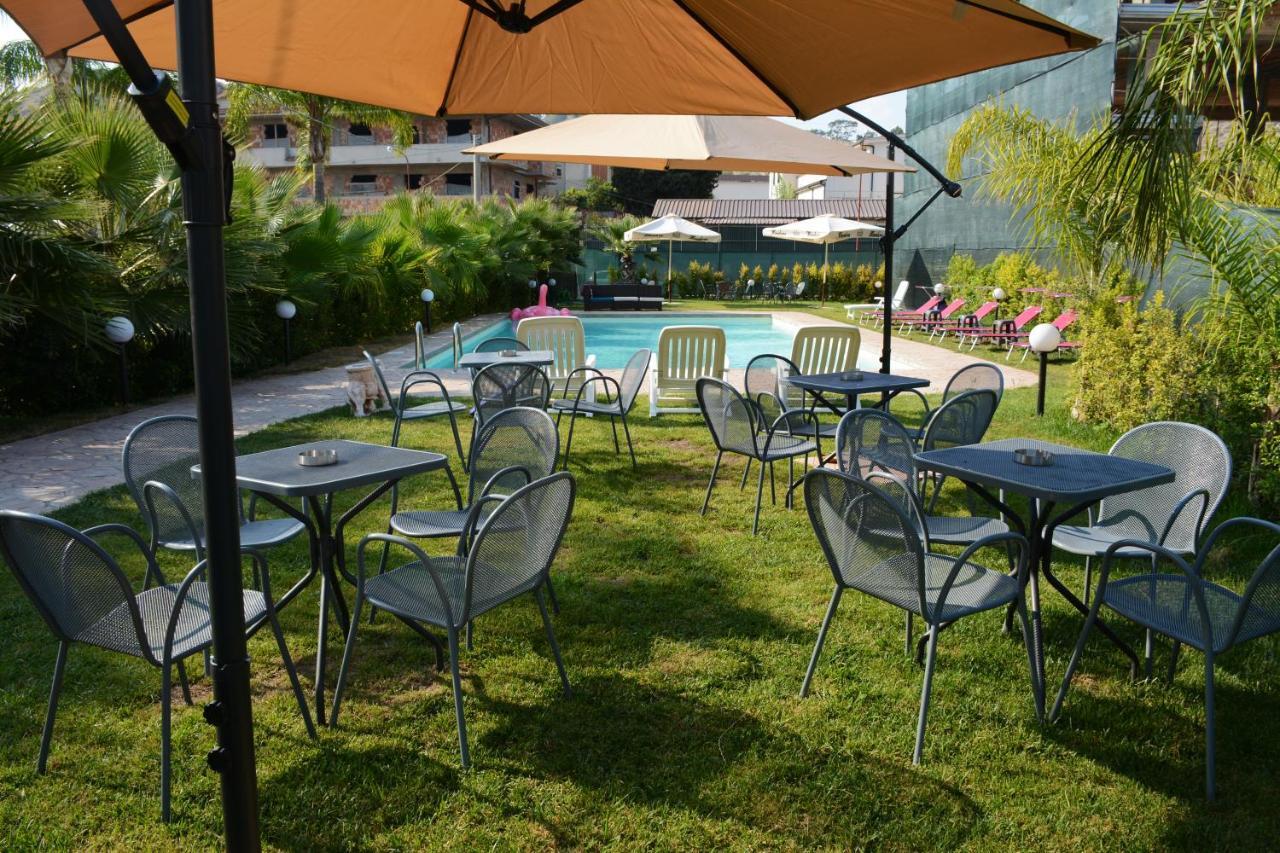 Castelvetere Hotel Caulonia Bagian luar foto