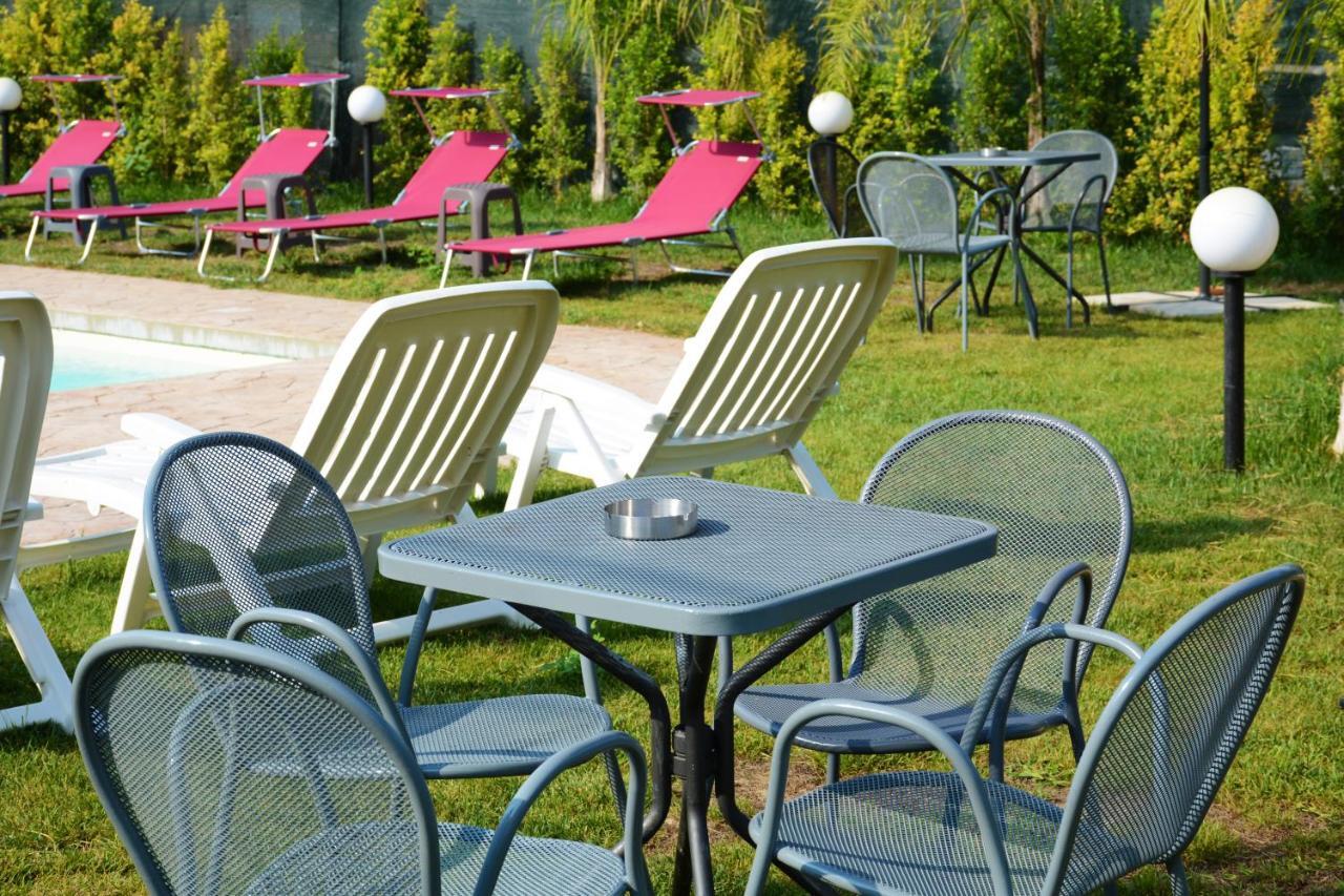 Castelvetere Hotel Caulonia Bagian luar foto